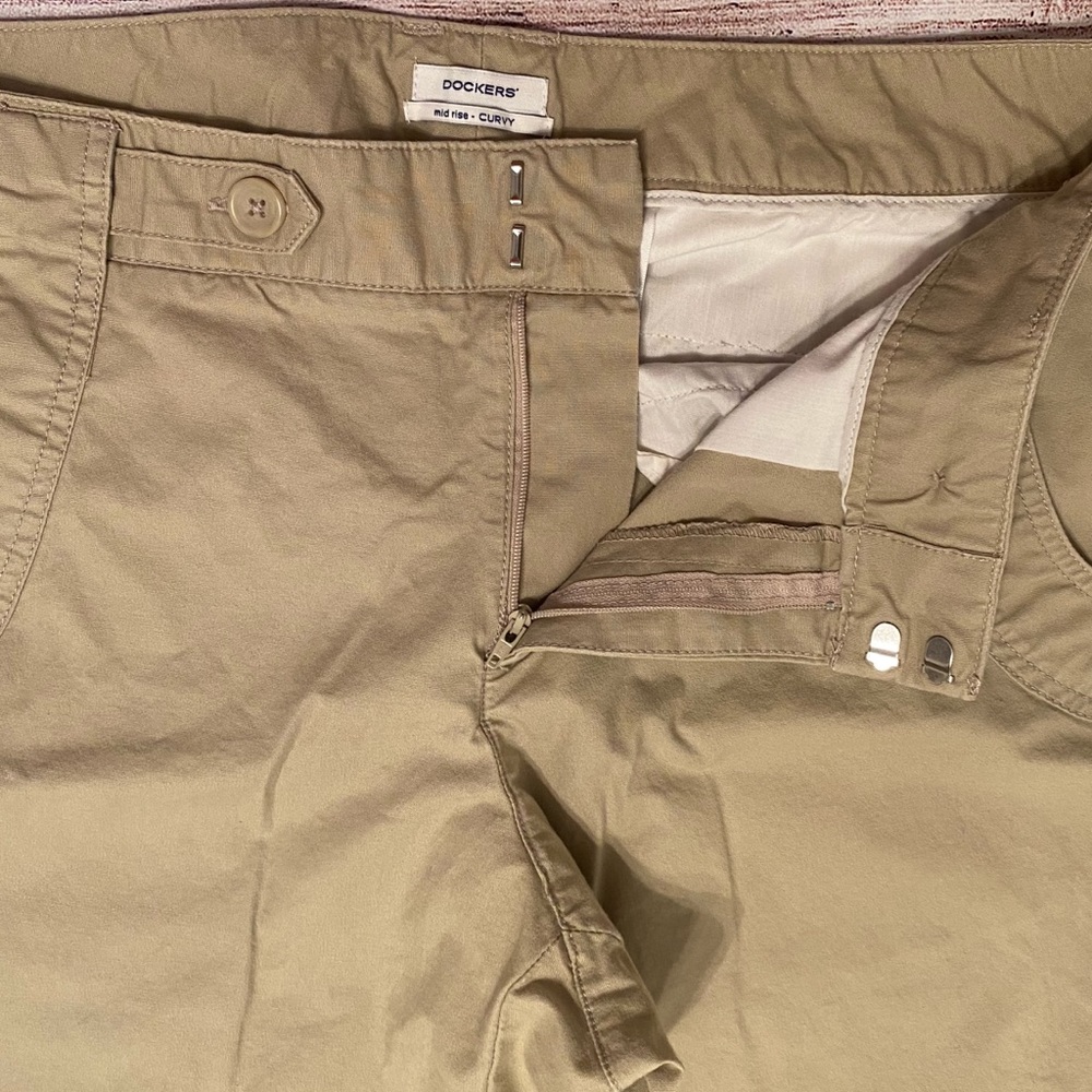 Dockers Khaki Mid Rise Curvy Capris - Picture 4 of 10